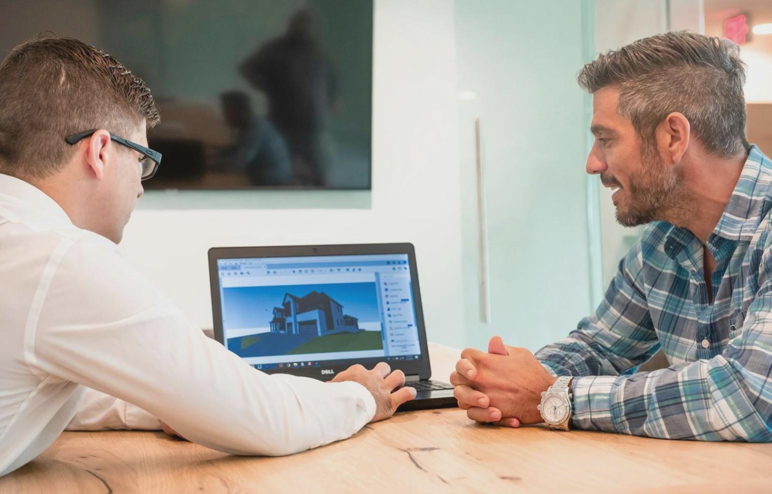 Espaço de formação com pessoas a trabalhar em computadores